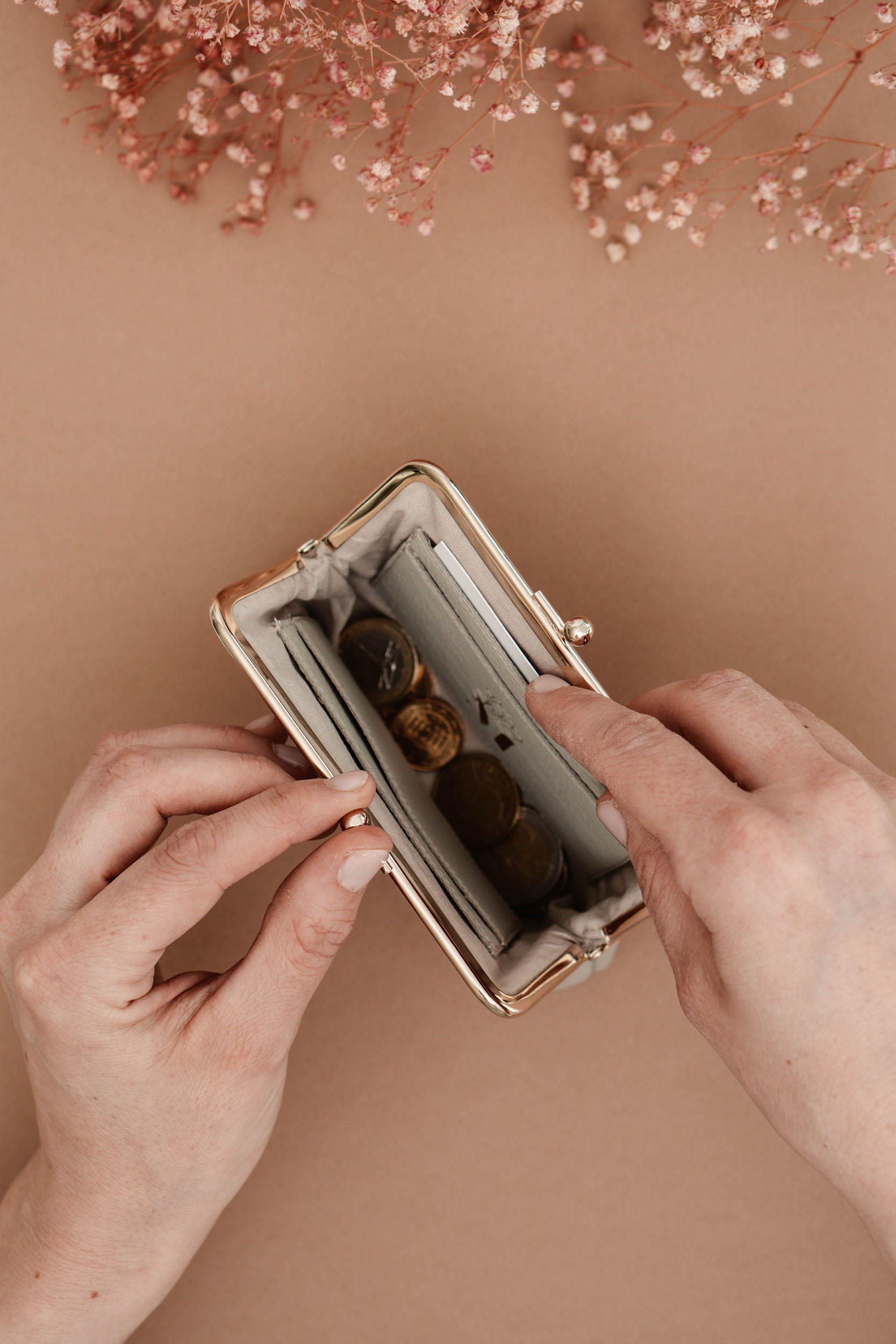 Damen Geldbörse Beige Clipverschluss 4 Kartenfächer veganes Kunstleder kisslock MIA MARISA (2)