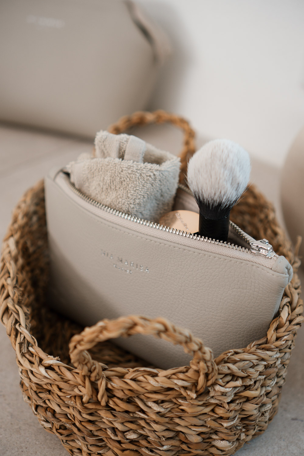 Kleine Damen Kosmetiktasche – beige vegan – mit Namen personalisiert