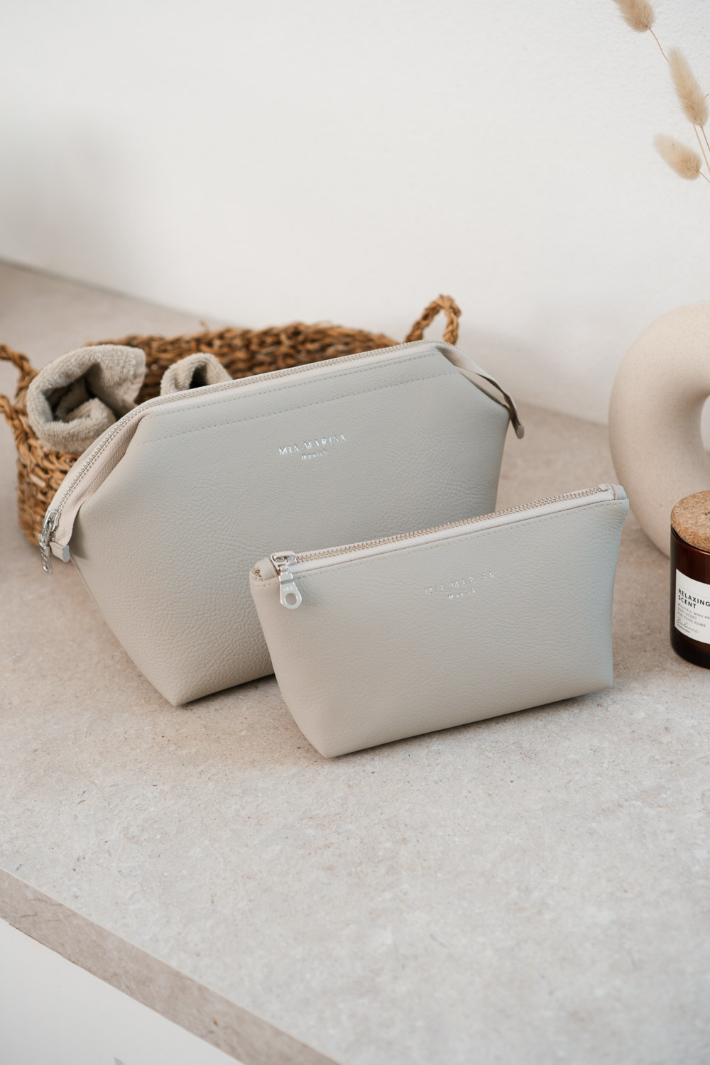 Kompakte vegane Kosmetiktasche beige – personalisiert – Geschenkidee