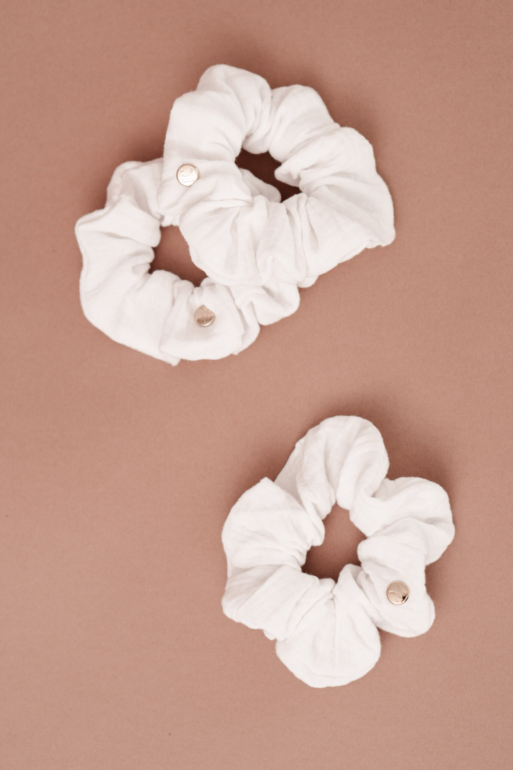 Geschenkidee für Frauen weißes Scrunchie aus Musselinstoff