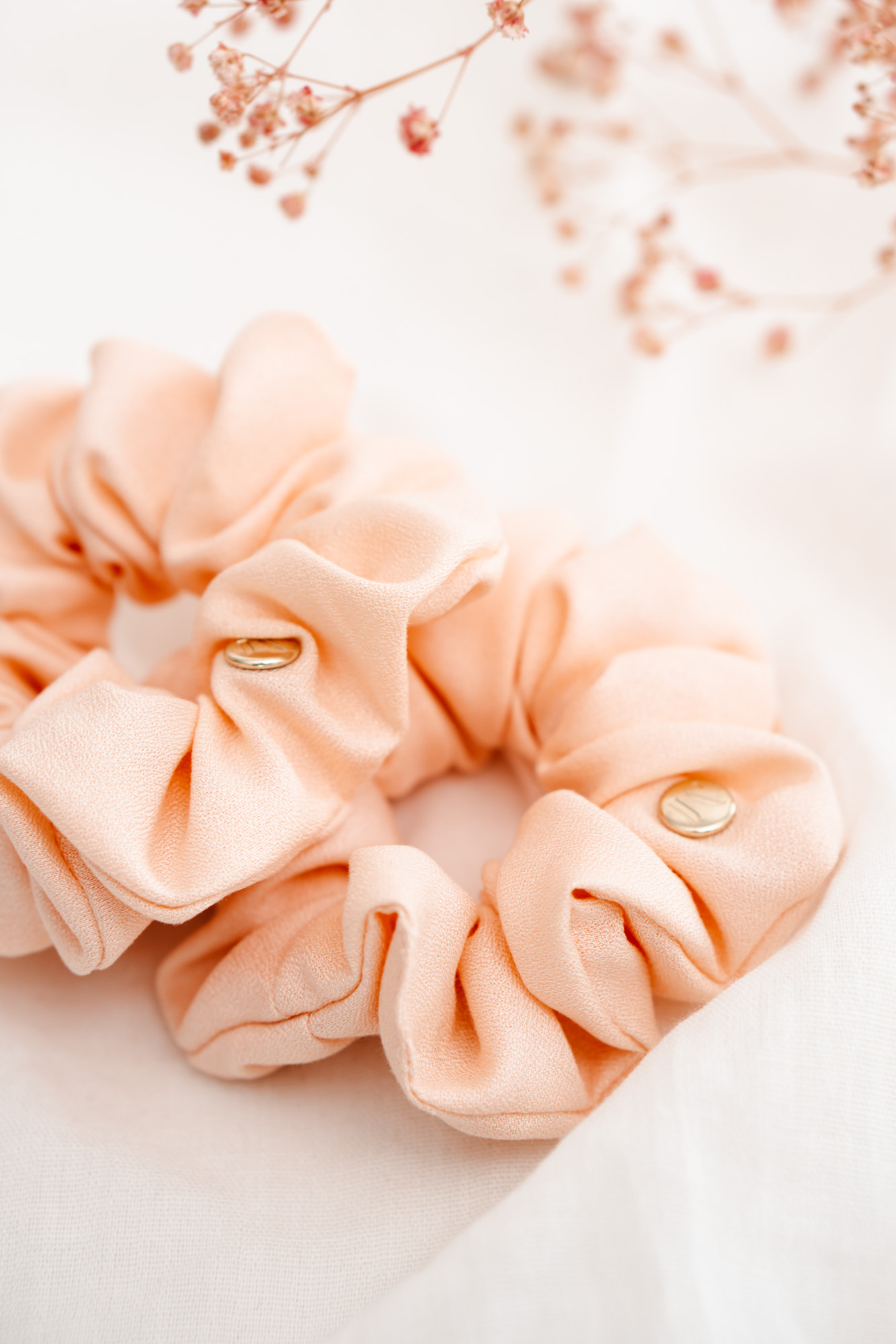 EcoVero Scrunchie Viskose seidenaehnlich Blush rose peach nachhaltiges Haargummi Damen glaenzend 2