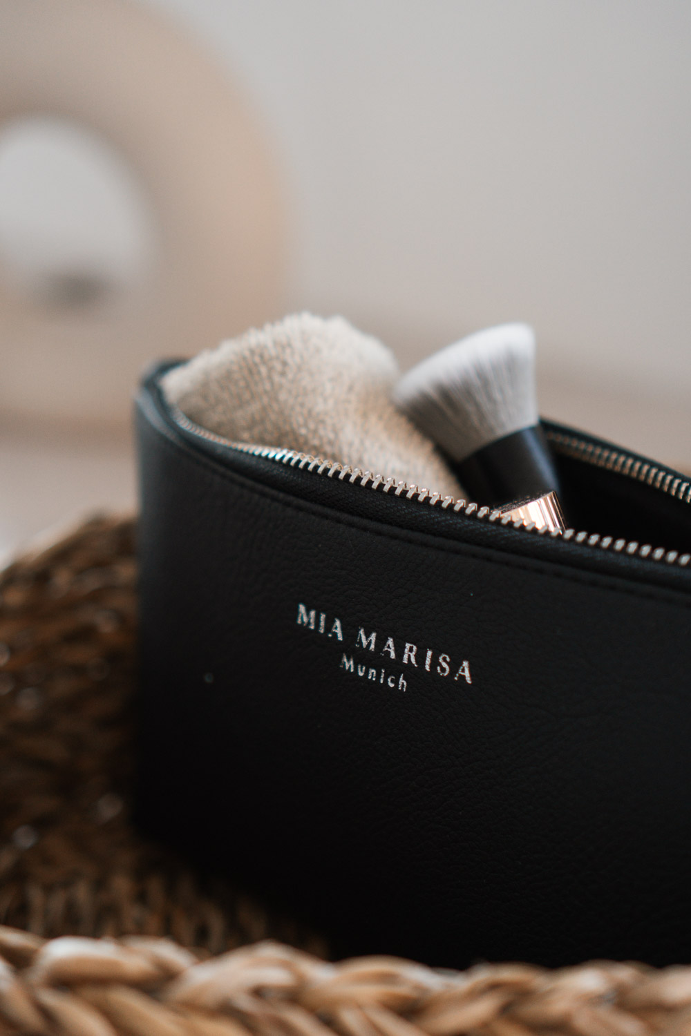 Kosmetiktasche schwarz vegan – personalisierbarpg