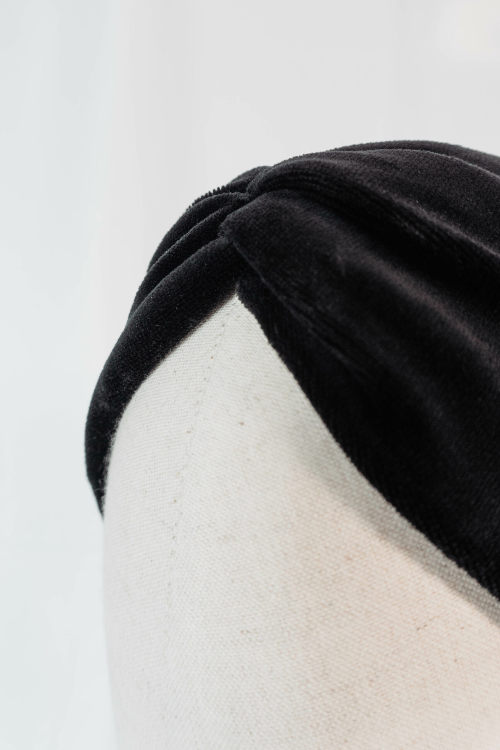 Nachhaltiges Stirnband RUFFLE Pure Black Biobaumwolle handgefertigt in Deutschland Nicki Schwarz 8 scaled