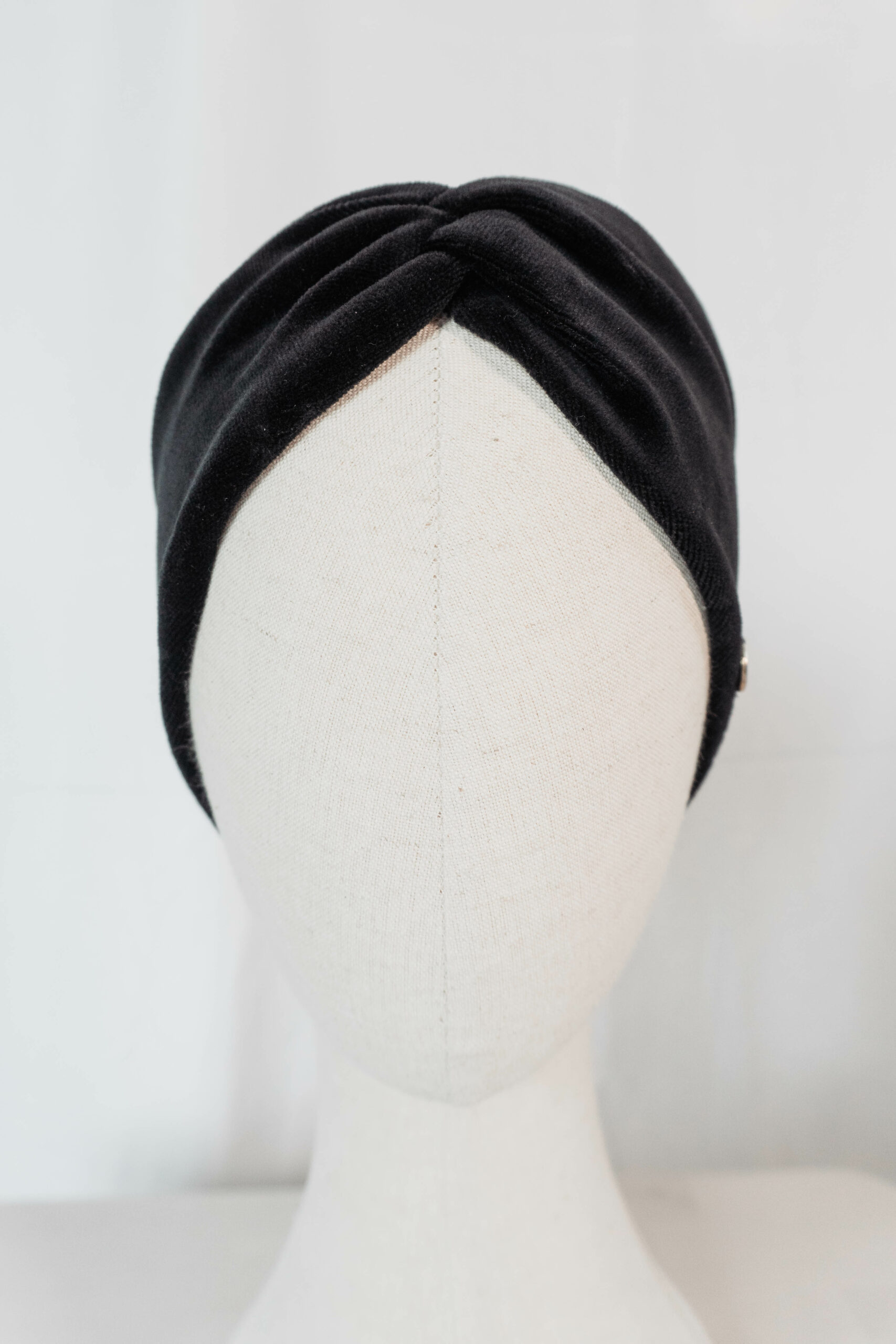 Nachhaltiges Stirnband RUFFLE Pure Black Biobaumwolle handgefertigt in Deutschland Nicki Schwarz 9 scaled